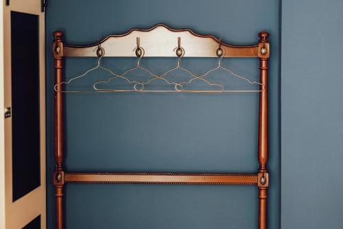 a metal and wood rack against a blue wall at 深圳看见海海景精品民宿 in Shenzhen