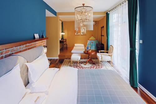 a bedroom with a bed and a blue wall at 深圳看见海海景精品民宿 in Shenzhen