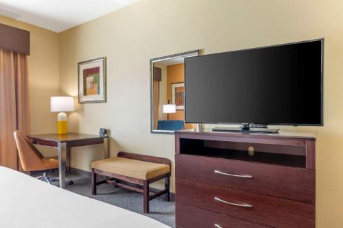a hotel room with a flat screen tv on a dresser at Comfort Inn & Suites Mexia in Mexia