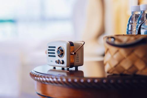 a small camera sitting on top of a table at 深圳看见海海景精品民宿 in Shenzhen