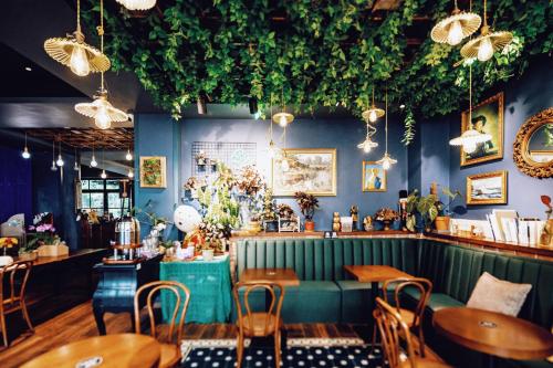 a restaurant with tables and chairs and plants at 深圳看见海海景精品民宿 in Shenzhen