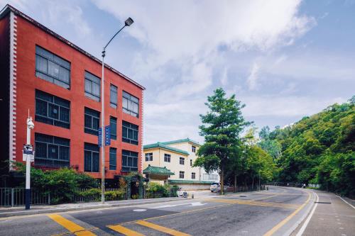 an empty street next to a red brick building at 深圳看见海海景精品民宿 in Shenzhen