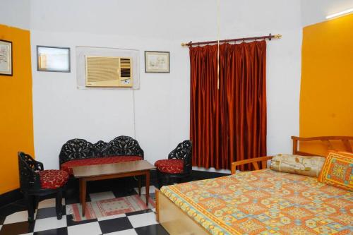 Katil atau katil-katil dalam bilik di Awadh Centrally located 1BR near Old Lucknow