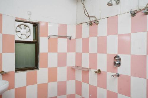 Bilik mandi di Awadh Centrally located 1BR near Old Lucknow