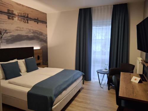 Postel nebo postele na pokoji v ubytování Hotel am Hardtsee
