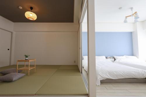 Ένα ή περισσότερα κρεβάτια σε δωμάτιο στο RIVER WEST HIROSHIMA