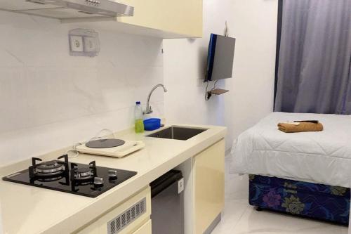 Η κουζίνα ή μικρή κουζίνα στο Sky House BSD by Mizu Rooms