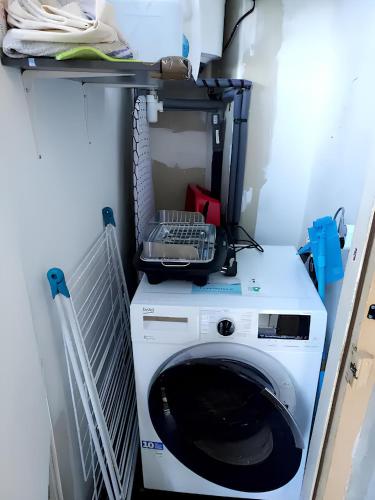 - un lave-linge et un sèche-linge dans la buanderie dans l'établissement Studio Vauban petite gargouille, vue panoramique et ensoleillée, à Briançon