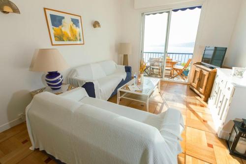 un salon avec un canapé et une table dans l'établissement Magnifique appartement vue mer Mont Borron, à Nice