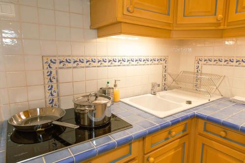une cuisine avec un évier et une cuisinière four supérieur dans l'établissement Magnifique appartement vue mer Mont Borron, à Nice