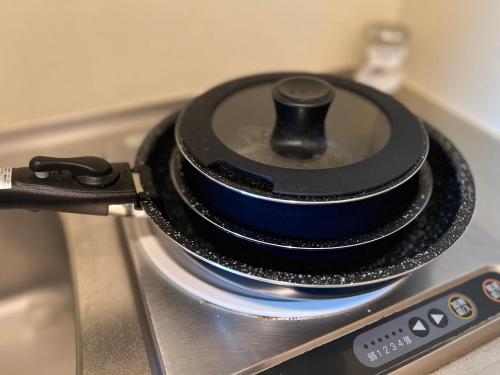 a black pot on top of a stove at メゾンド天神 in Fukuoka