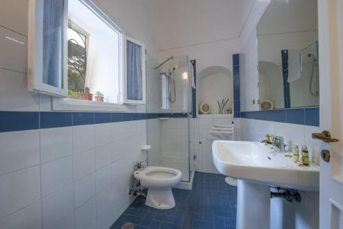 une salle de bains avec toilettes et lavabo dans l'établissement Casa di Nonno Mario, à Praiano