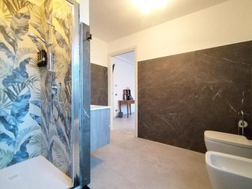 a bathroom with a glass shower and a toilet at BB Cadore casa vacanze in Varese