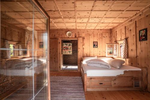 Postel nebo postele na pokoji v ubytování Hunters Lodge Chalet Superior