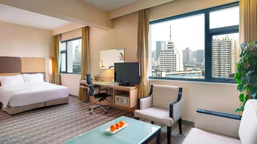 a hotel room with a bed and a desk at Holiday Inn Express Zhengzhou Zhongzhou by IHG in Zhengzhou