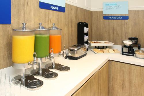 Holiday Inn Express - Monterrey - Tecnologico by IHGにあるキッチンまたは簡易キッチン