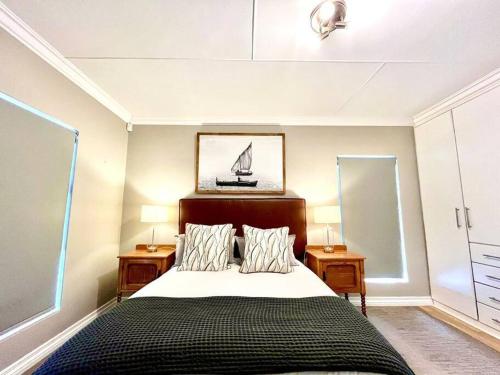 Una cama o camas en una habitación de Afterglow Guesthouse
