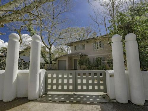 une clôture blanche devant une maison dans l'établissement Villa Casa Anna au Moulleau PYLA SUR MER, à Arcachon