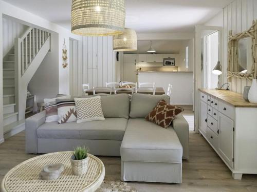 un salon avec un canapé et une table dans l'établissement Villa Casa Anna au Moulleau PYLA SUR MER, à Arcachon