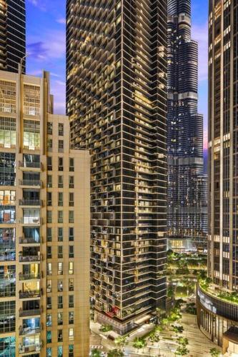 Burj Khalifa View 2BR Steps from Dubai Mall & Metro