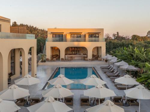 Bazén v ubytovaní Ekati Mare Lifestyle Resort alebo v jeho blízkosti