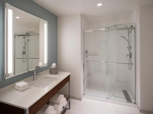 Ένα μπάνιο στο EVEN Hotel Bozeman Yellowstone Intl Arpt by IHG