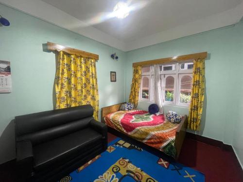 Ένα ή περισσότερα κρεβάτια σε δωμάτιο στο Navyaa Homestay