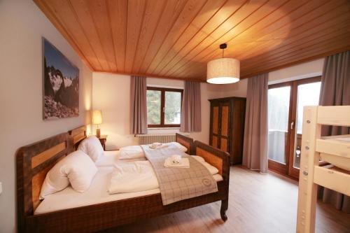 萊奧岡的住宿－Premium Chalet Andrea，卧室配有一张床