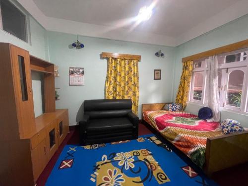 Ένα ή περισσότερα κρεβάτια σε δωμάτιο στο Navyaa Homestay