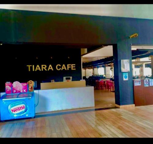 Certificado, premio, señal o documento que está expuesto en Tiara desaru homestay