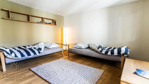 - un salon avec deux canapés et des oreillers dans l'établissement Haus Luchre Zermatt Wohnung mit Matterhornblick, à Zermatt