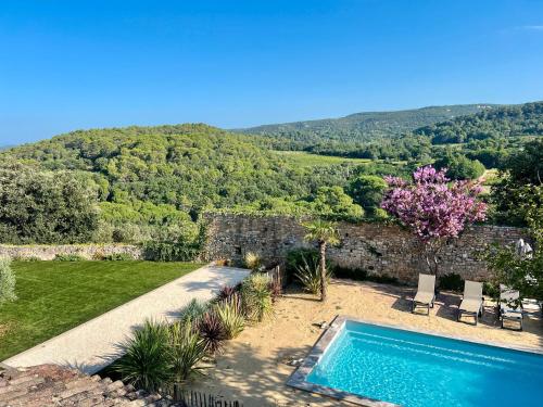 une piscine au milieu d'une cour dans l'établissement Maison Olivier, Authentiek en Luxe, à Cornillon