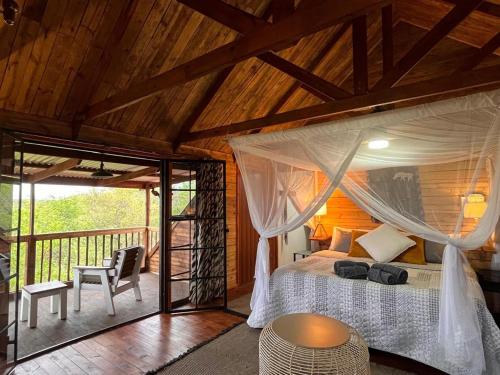 Postel nebo postele na pokoji v ubytování Croc's Nest Bush Lodge