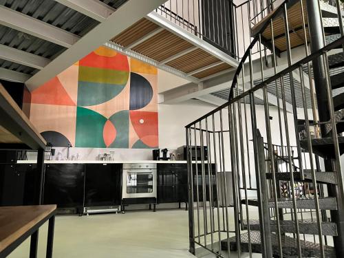 - un escalier dans une pièce ornée d'une peinture murale dans l'établissement Urban retreat in Paris, à Paris