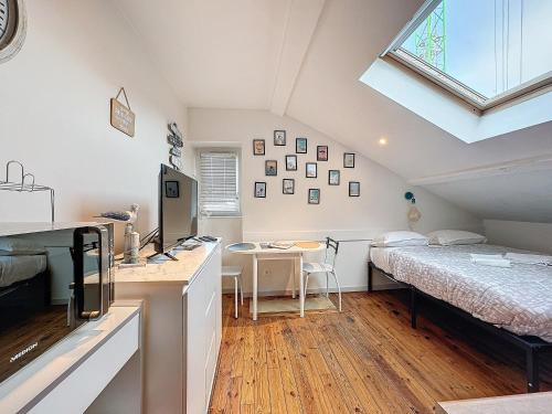 - une chambre avec un lit et un bureau avec une table dans l'établissement Studio Avenue de la République - A, à Clermont-Ferrand