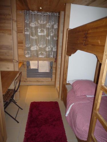 a bedroom with a bed and a desk and a window at Harmonie in Demi-Quartier