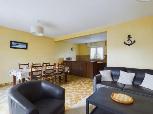 un salon avec un canapé et une salle à manger dans l'établissement -HANSEL- Belle Chaumiere a Kerascoet, à Névez