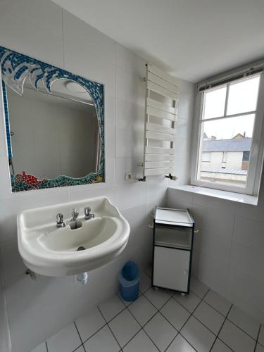 Ένα μπάνιο στο Appartement vue Mer Giraud 1 Dinard