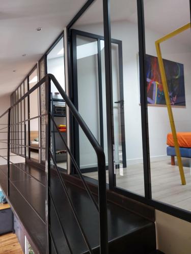 un escalier menant au deuxième étage d'une maison dans l'établissement Loft, à Bordeaux