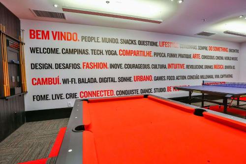 a ping pong room with a ping pong table at Radisson RED Campinas in Campinas