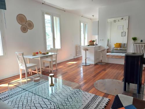 un salon avec une table et une salle à manger dans l'établissement Au Pied de la gare et centre ville - 2 chambres - spacieux, à Amiens