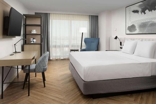 Ένα ή περισσότερα κρεβάτια σε δωμάτιο στο Radisson Blu Fargo