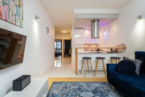 Urban Blue 2 Bedroom Apartment Wola