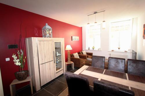 uma sala de jantar com mesa e cadeiras e uma sala de estar em Apartment Oldsaxo Premium em Ypres