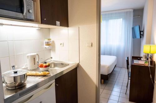 Kuchyň nebo kuchyňský kout v ubytování Comfort Aparthotel Besancon La City