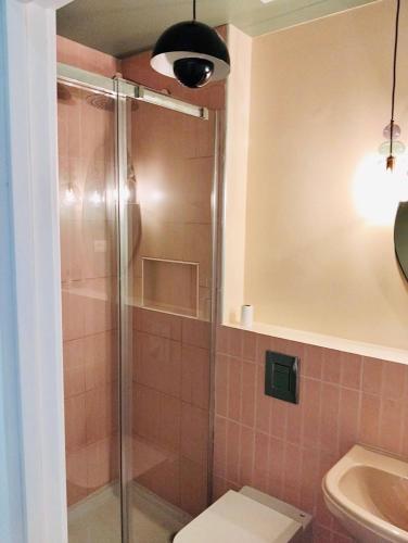 Ένα μπάνιο στο Big Studio apartment with a terrace