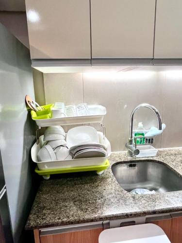 Kitchen o kitchenette sa Mactan Newtown Condominium