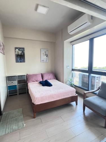 Kama o mga kama sa kuwarto sa Mactan Newtown Condominium