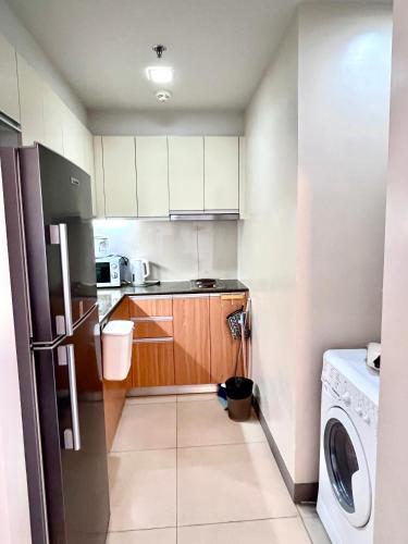 Kitchen o kitchenette sa Mactan Newtown Condominium