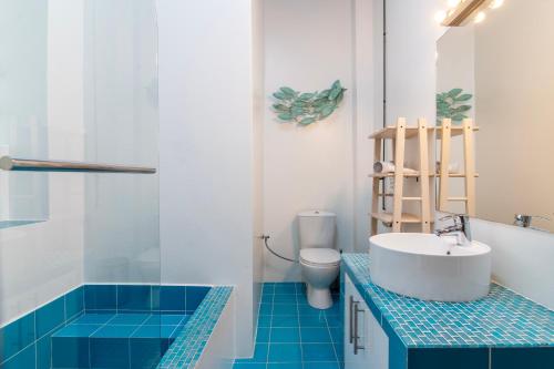 Ένα μπάνιο στο Villa Azzura with sea view & private pool at Athens Riviera